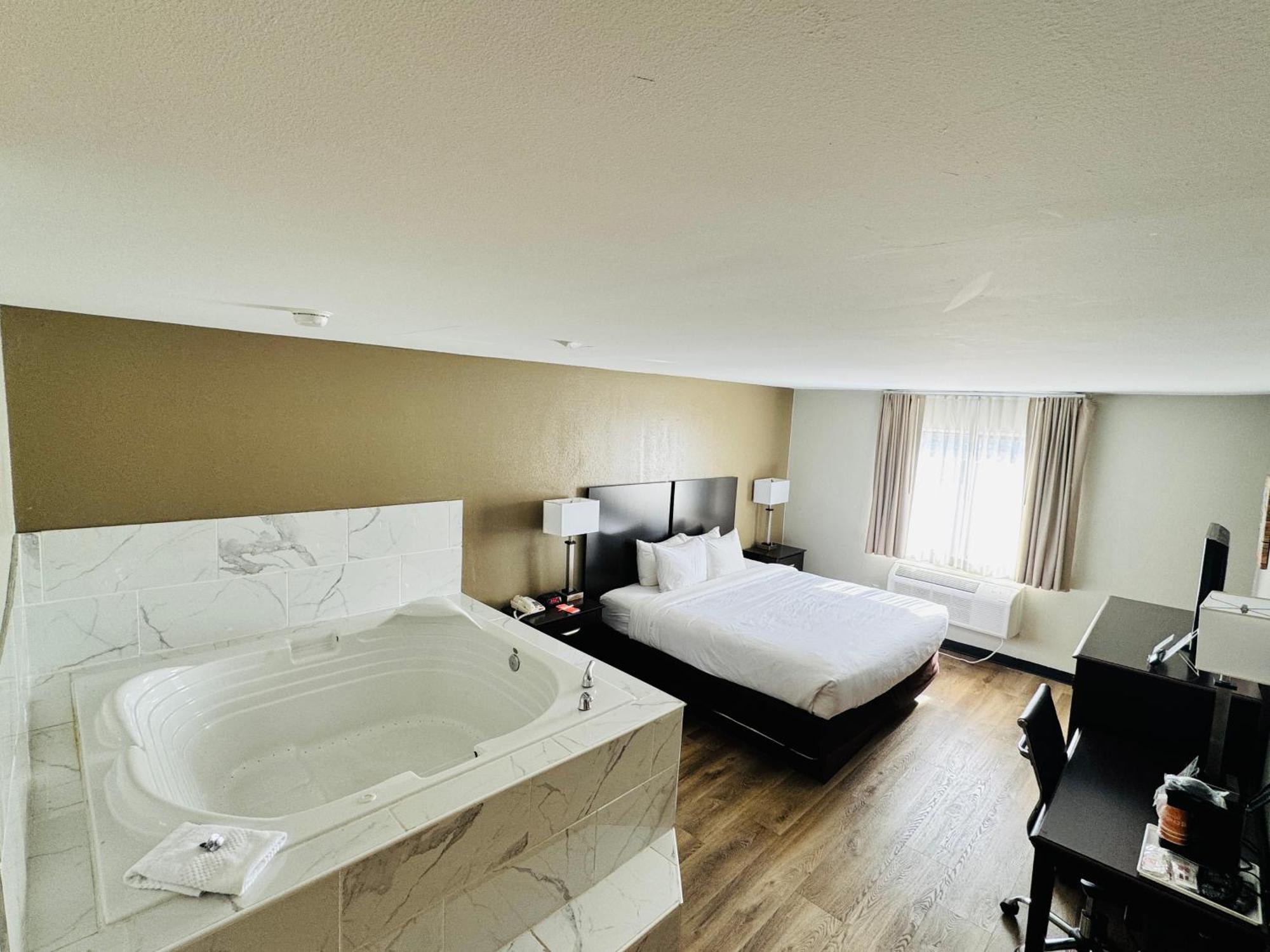 Econo Lodge Inn & Suites Monroe Exteriér fotografie