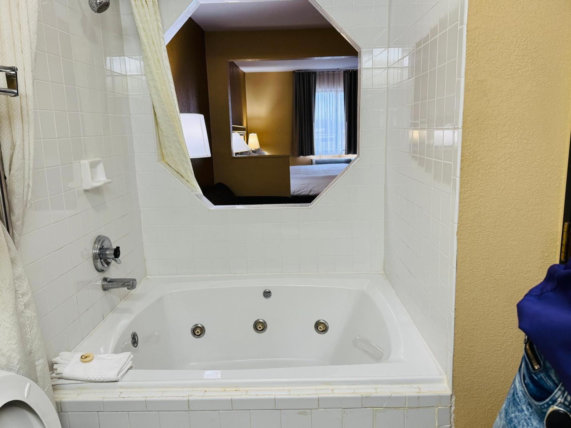 Econo Lodge Inn & Suites Monroe Exteriér fotografie